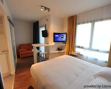 Lr La Rochelle Отель 3*