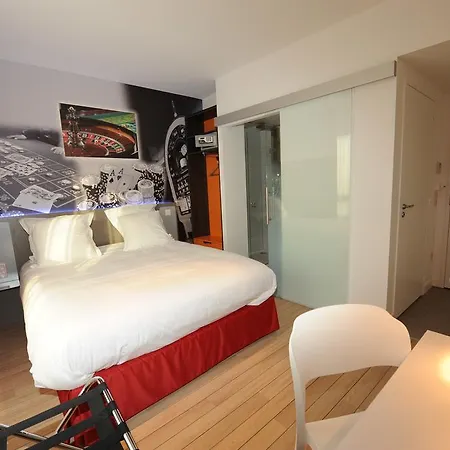 Lr La Rochelle Отель 3*